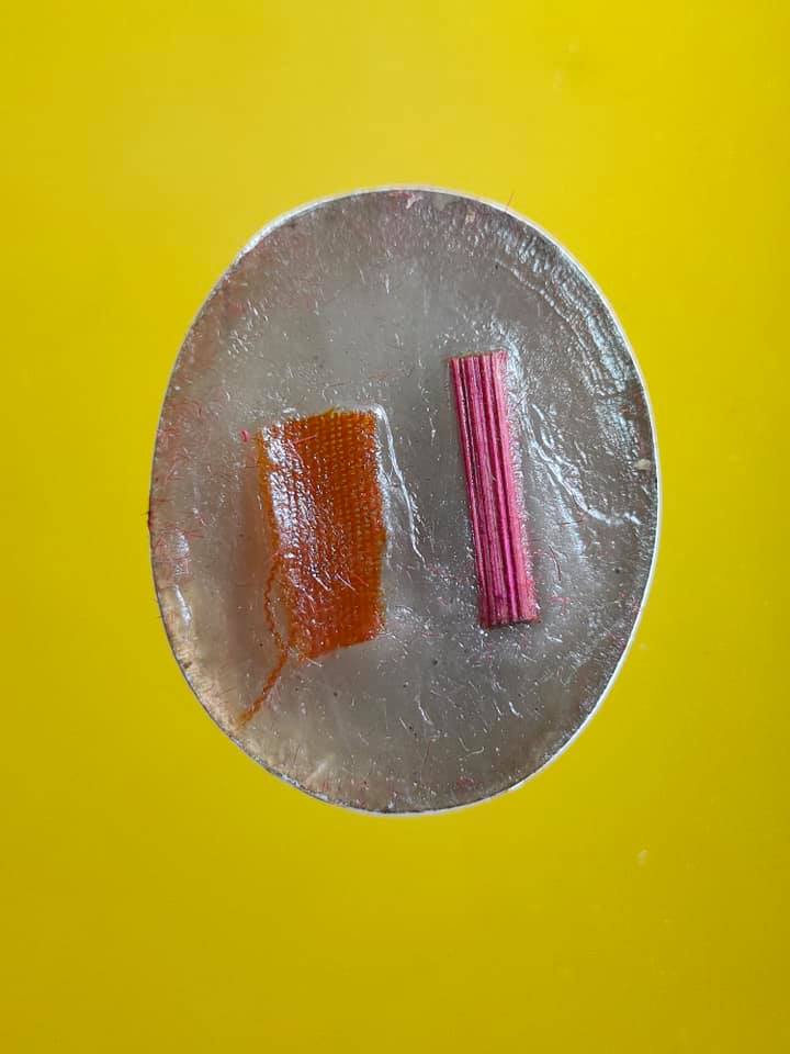 ล็อกเก็ต สามเงา ปี 35 พิมพ์เล็ก พร้อมกล่องเดิม ด้านหลังอุดเทียนชัย ก้านธูปภาวนา จีวรหลวงพ่อ