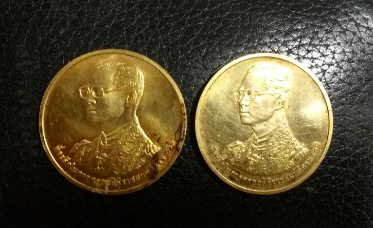 เหรียญในหลวงรัชกาลที่9 ออกวัดญาณสังวราราม ปี 38 เนื้อทองคำหนัก20 กรัม มี2 เหรียญ