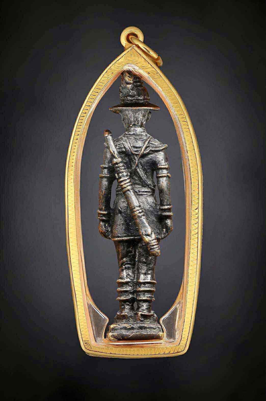 พระเจ้าตาก ลป.ทิม เนื้อทองเหลืองรมดำปี18