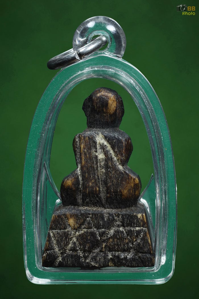 พระปิดตาไม้แกะ