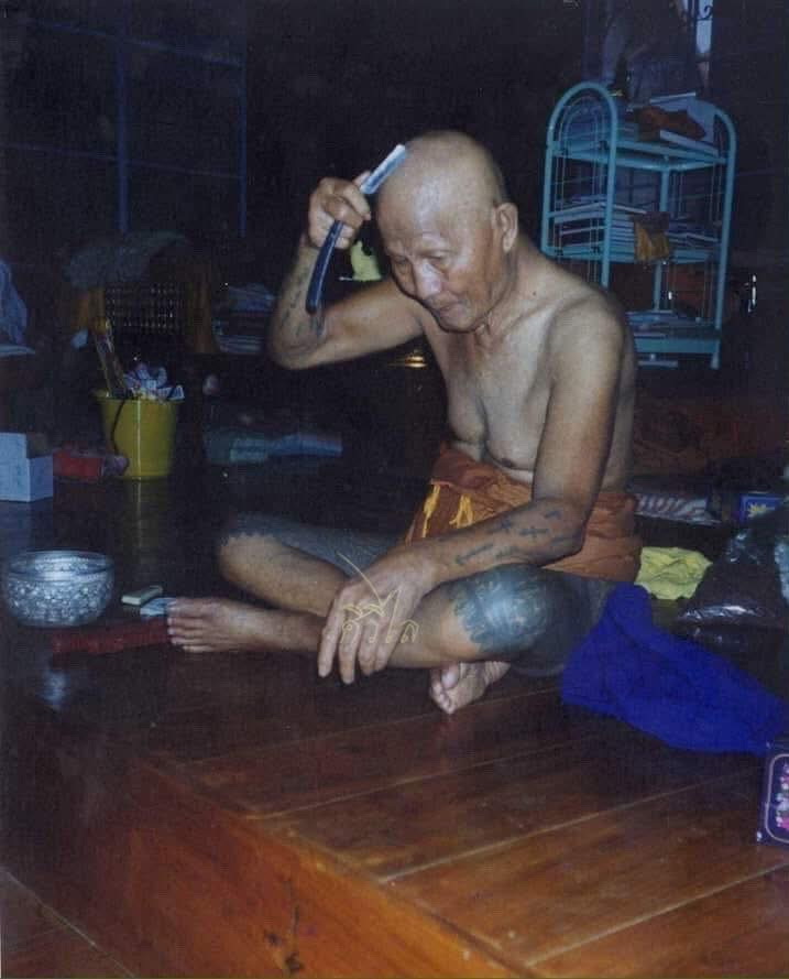 ชุดวัตถุมงคล เส้นเกศา เม็ดพระธาตุข้าวบิณ