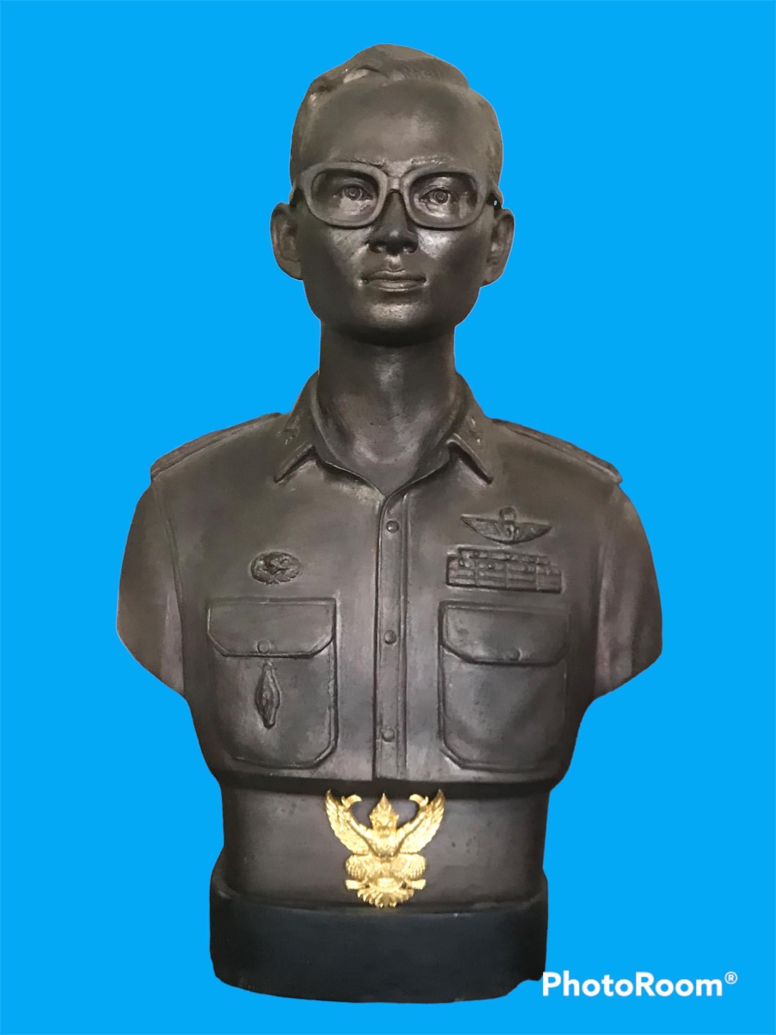 พระบรมรูปหล่อในหลวง ร.9 กรมราชองครักษ์จัดสร้าง