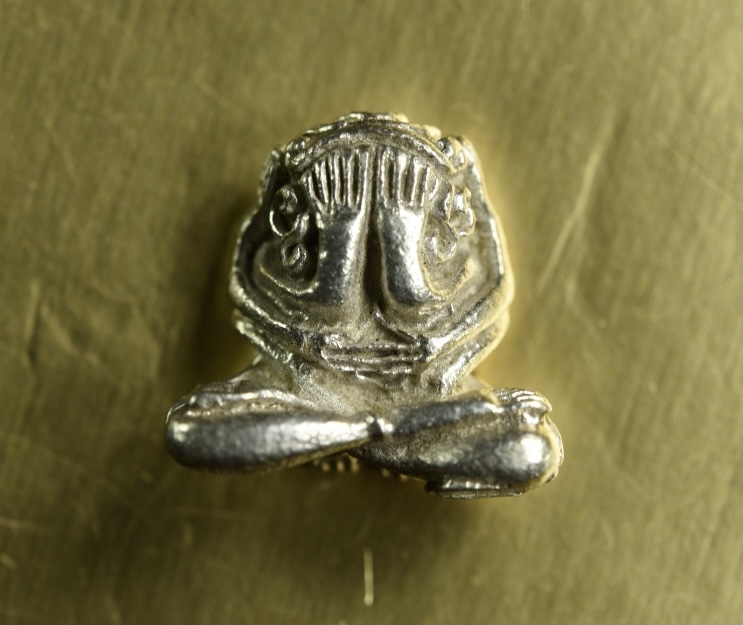 พระปิดตาสารพัดดีหลวงพ่อเกษม เขมโก เนื้อเงินปี 18