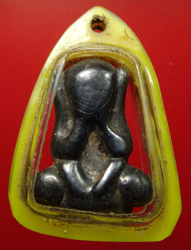 พระปิดตาสีดำ เลี่ยมเปิดหน้าหลัง