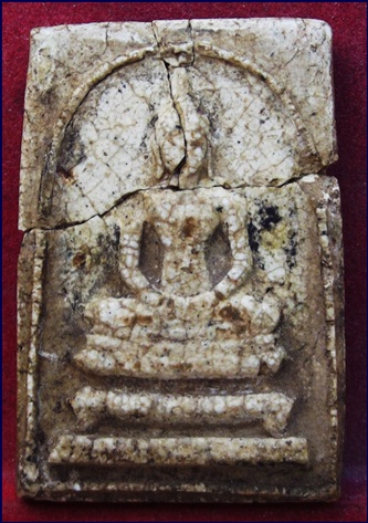 พระสมเด็จเก่า ขาสิงห์ มีหูยาว ไม่ทราบที่ สภาพหักซ่อม