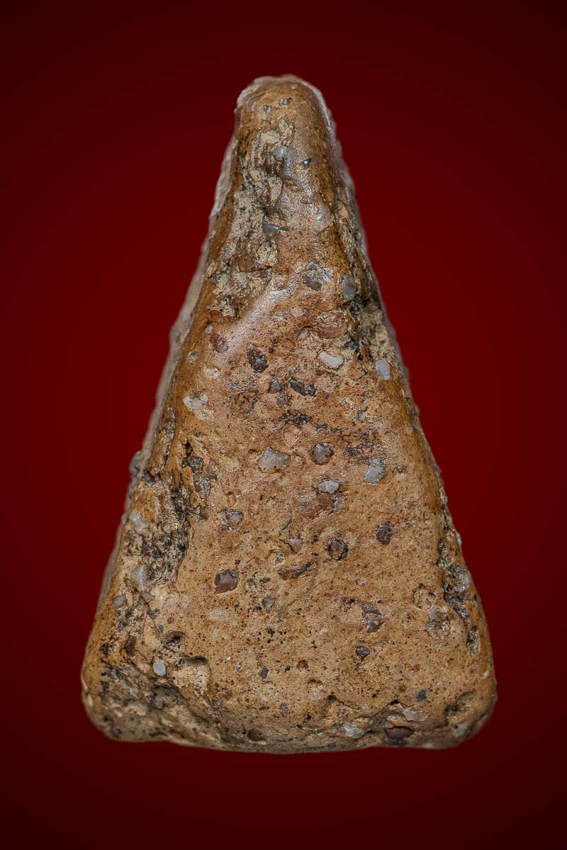 พระนางพญา พิมพ์อกนูนเล็ก เนื้อโซนหยาบ