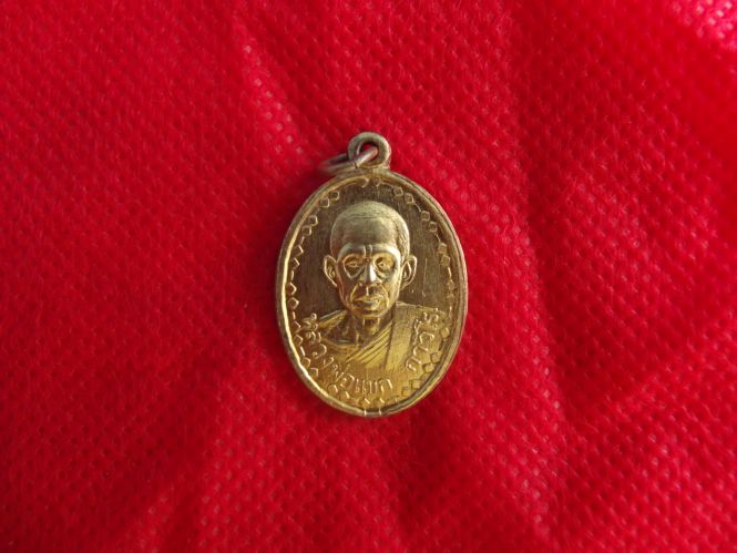 เหรียญรูปไข่ รุ่นแรก หลวงพ่อแขก กาวิโร ปี2502 กระไหล่ทอง สวยแชมป์