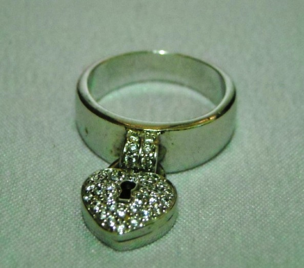 แหวนเงิน เคลือบทองคำขาว ประดับเพชรสวิต หนัก 6.51 กรัม ขนาดแหวนวงในเส้นผ่าศูนย์กลาง 17 mm ไม่ลอกไม่ดำ