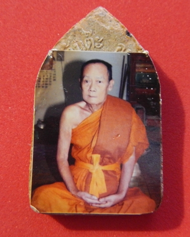 ขุนแผนครูจันต๊ะรุ่นสององค์พิเศษครับมีรูปครูบาติดอยู่ด้านหลังองค์พระด้วยครับแถมยังตอกโค๊ตติดรูปท่านอิ