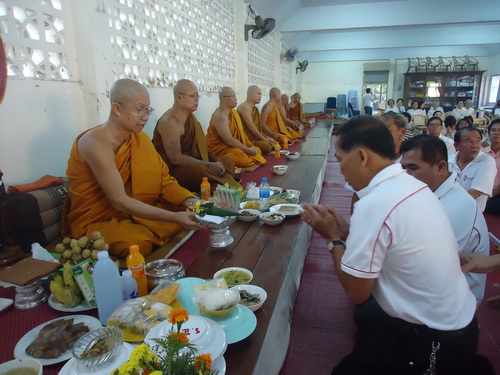 ชมรมพระเครื่องสันกำแพง นำเงินรายได้จากการจัดงงานประกวดฯถวายวัดโรงธรรมฯ 30/10/55