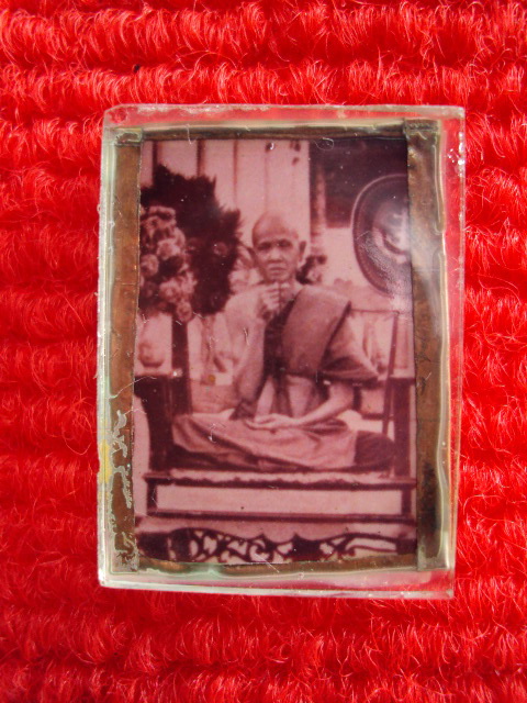 รูปถ่ายครูบาศรีวิชัยหลังปิดทองแดงมีรอยจารครับ