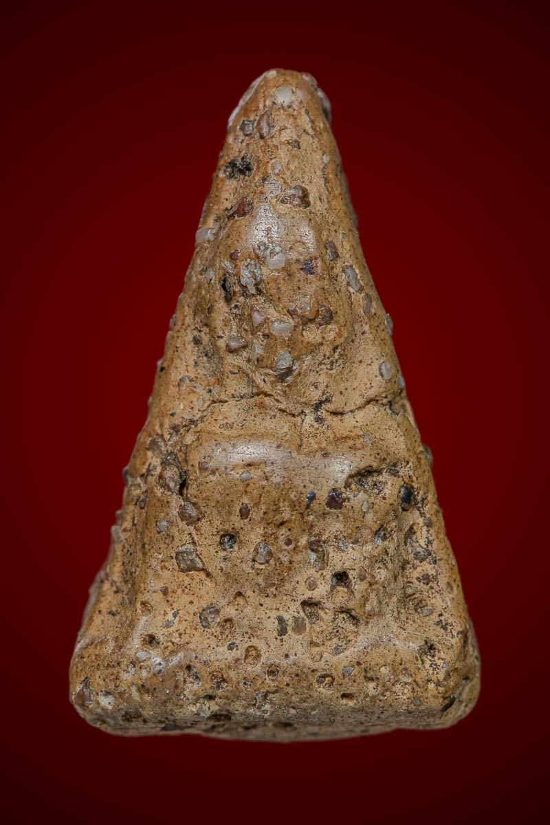 พระนางพญา พิมพ์อกนูนเล็ก เนื้อโซนหยาบ