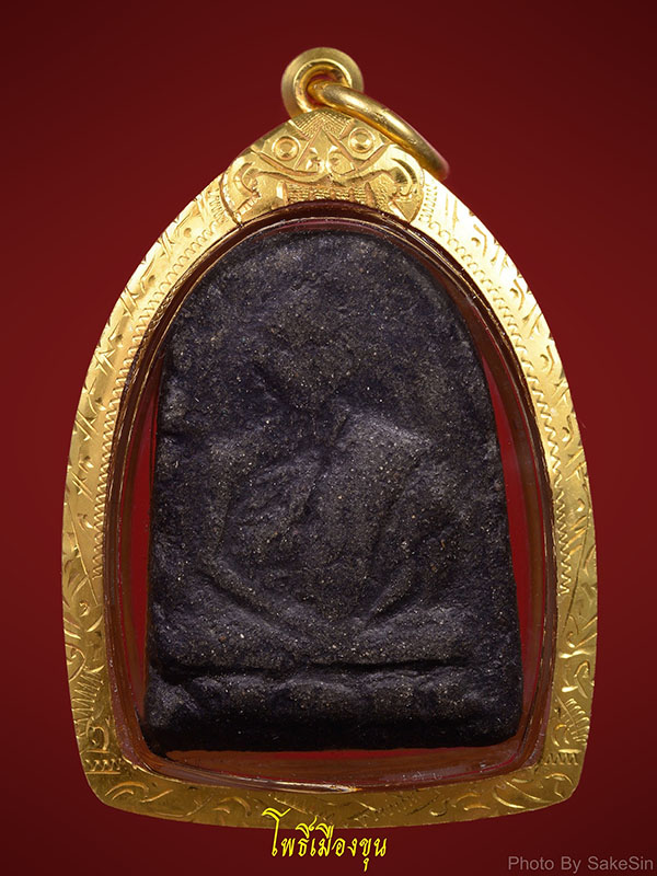 เปิดครูบาผาผ่ารุ่นแรก หางยาว นิยม เลี่ยมทองพร้อมใช้