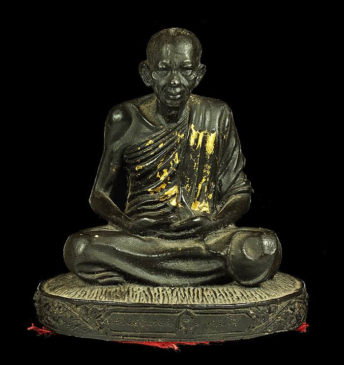 พระบูชาหลวงพ่อเกษมรุ่น.ครบรอบ700ปีลายสือไทยปี28 เนื้อเซเรก้า ขนาดหน้าตักสามนิ้วเกือบสี่นิ้ว