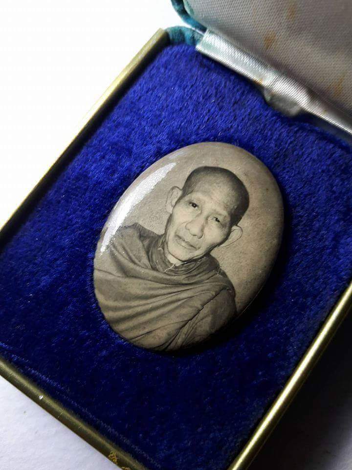 ล็อคเกตรุ่นมงคลเกษม๘๑ หลังแผ่นเงิน ปี ๓๕  กล่องกรรมการหายาก ลพ.เกษม เขมโก เมตตาปลุกเสก