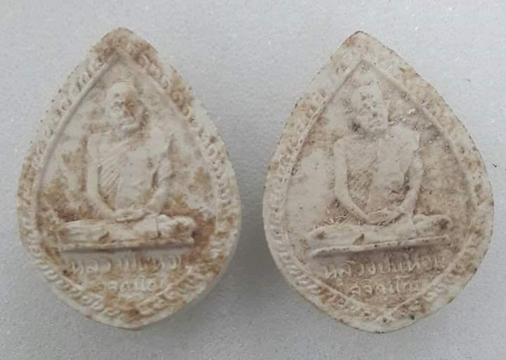 เนื้อผงรูปเหมือนนั่งในกลีบบัวตม หลวงปู่แหวน สุจิณฺโณ วัดดอยแม่ปั๋ง อ.พร้าว จ.เชียงใหม่ ปี 2516 ออก ว