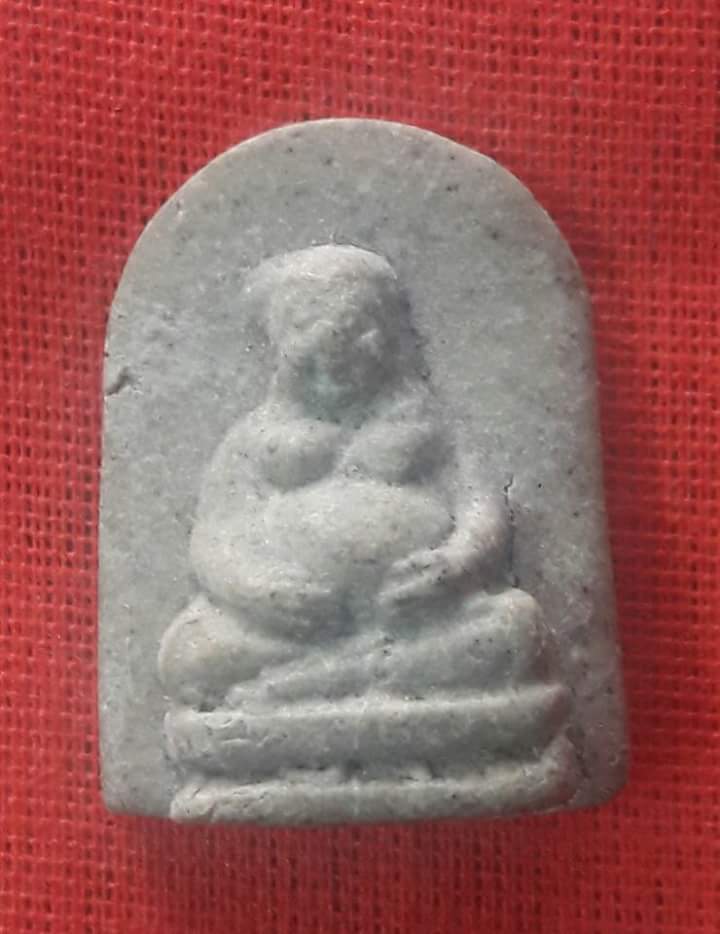 เนื้อผงรูปเหมือนนั่งในกลีบบัวตม หลวงปู่แหวน สุจิณฺโณ วัดดอยแม่ปั๋ง อ.พร้าว จ.เชียงใหม่ ปี 2516 ออก ว