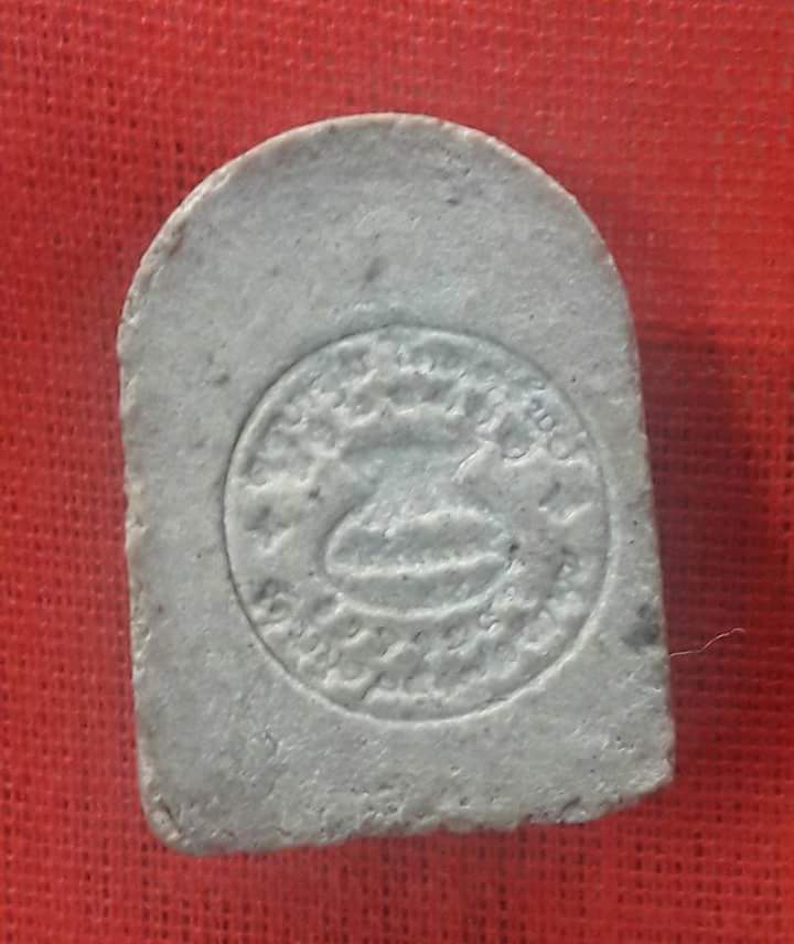 เนื้อผงรูปเหมือนนั่งในกลีบบัวตม หลวงปู่แหวน สุจิณฺโณ วัดดอยแม่ปั๋ง อ.พร้าว จ.เชียงใหม่ ปี 2516 ออก ว