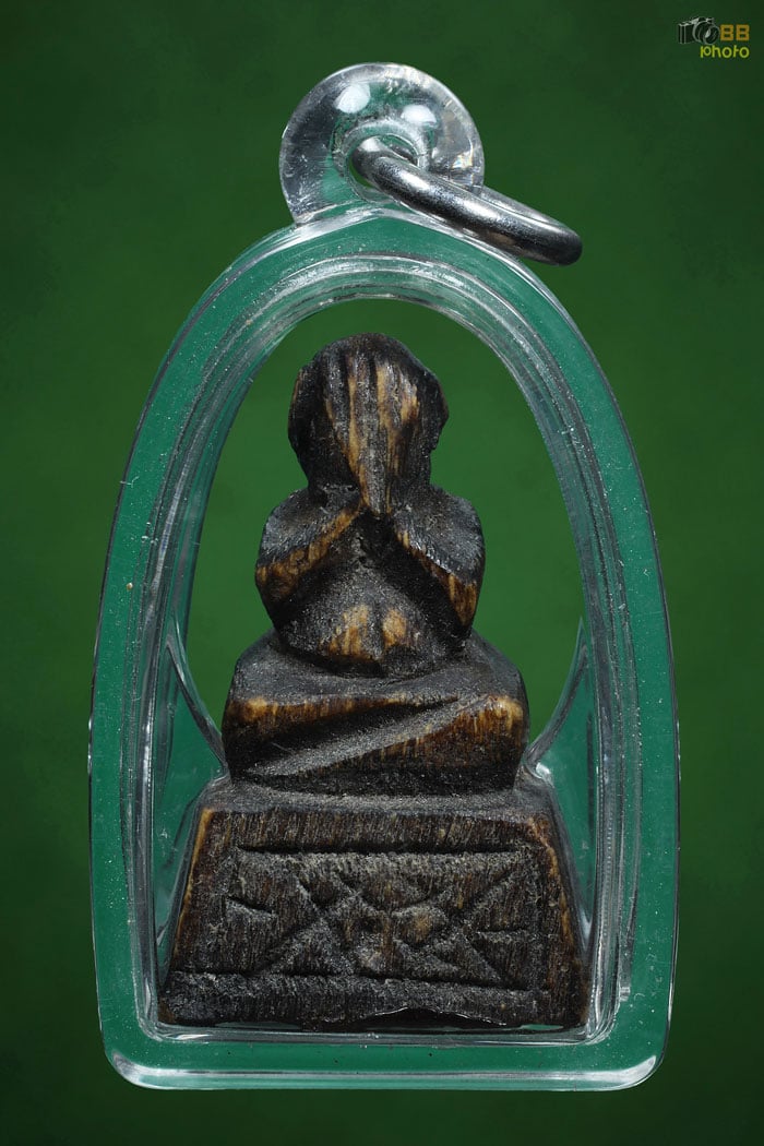 พระปิดตาไม้แกะ