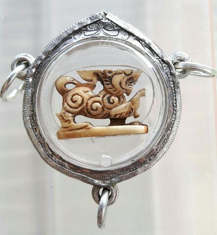 สิงห์งาแกะเลี่ยมเงินหัวสร้อย