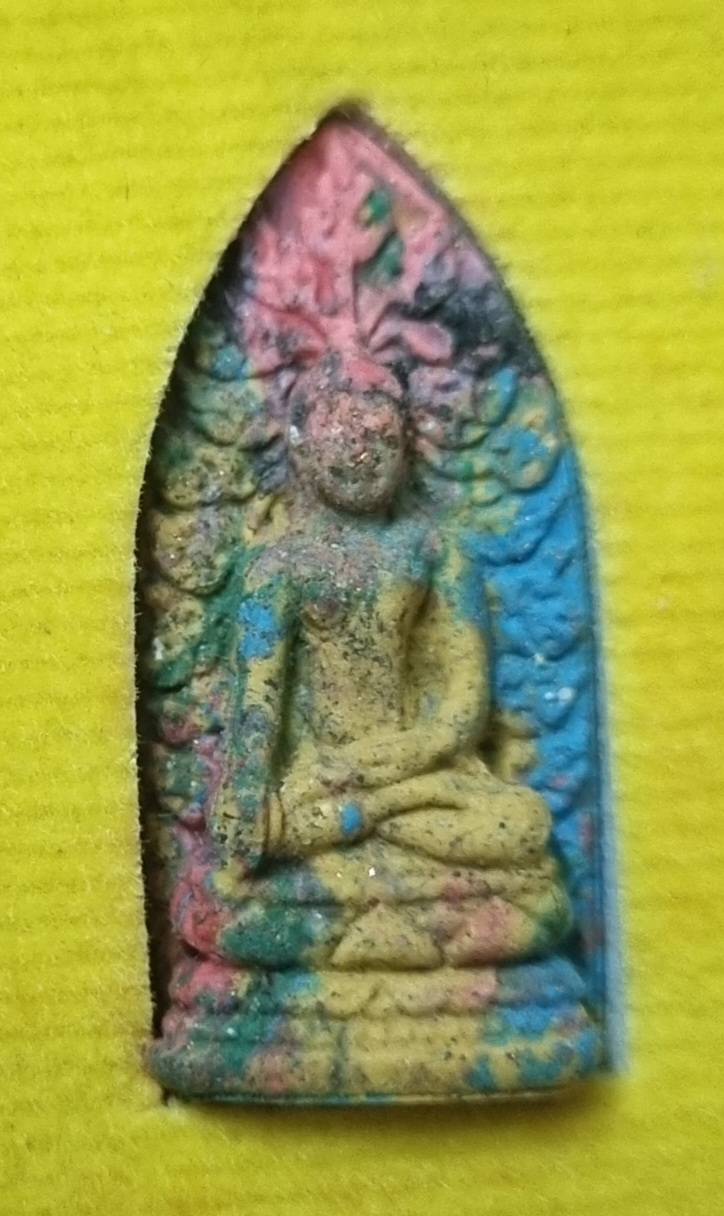 พระรอดปลียอดฉัตร เนื้อก้นครก วัดพระธาตุหริภุญชัย