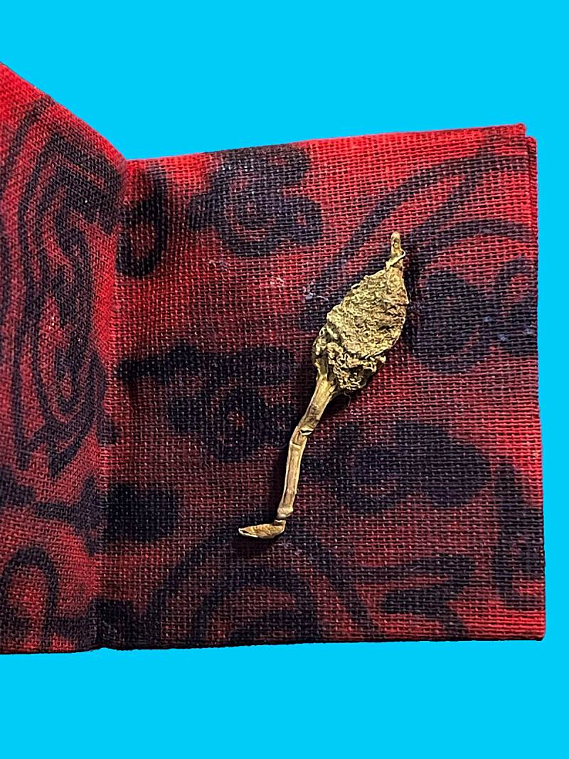 ผ้ายันต์แดงคุ้มกันภัย เมตตา โชคลาภมีว่าน