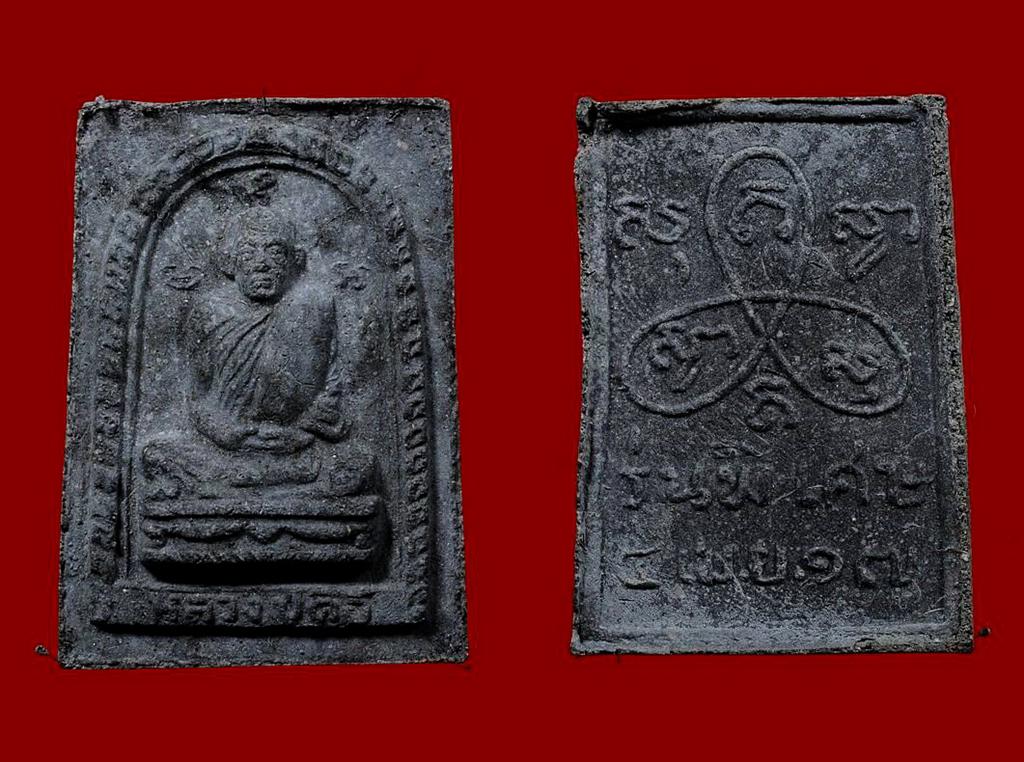 พระผงเกษาหลวงปู่ตื้อปี17สภาพสวยผิวเดิมๆเนื้อออกดำสวยๆครับ