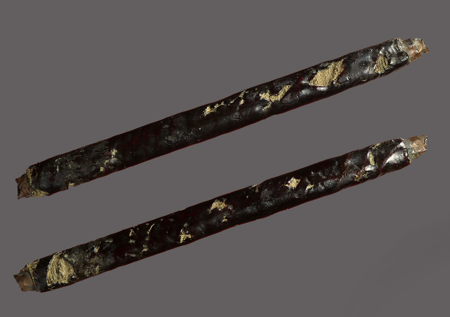 ตะกรุดเก่าไม่ทราบสำนัก พอกผงลงรักจีนแดงๆ