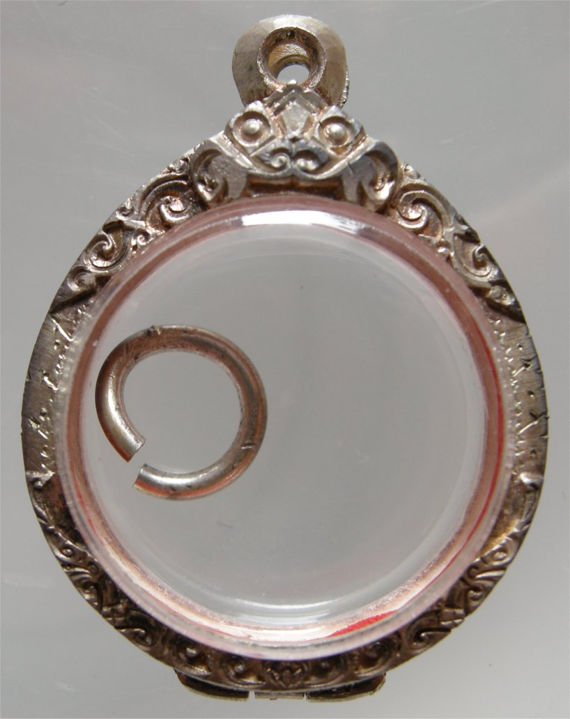 ตลับเงิน มือ ๒ รูปกลม มือ ๒ ครับ