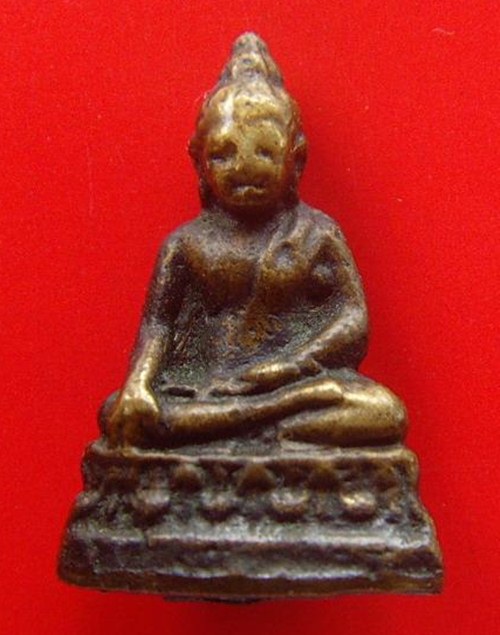 พระชัยวัฒน์ วัดราชบพิธ 2494 ก้นอุดผงสภาพสวยครับหายากมากครับ