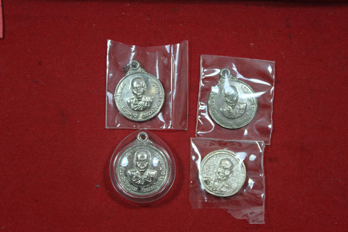 ชุดหลวงปู่หล้า