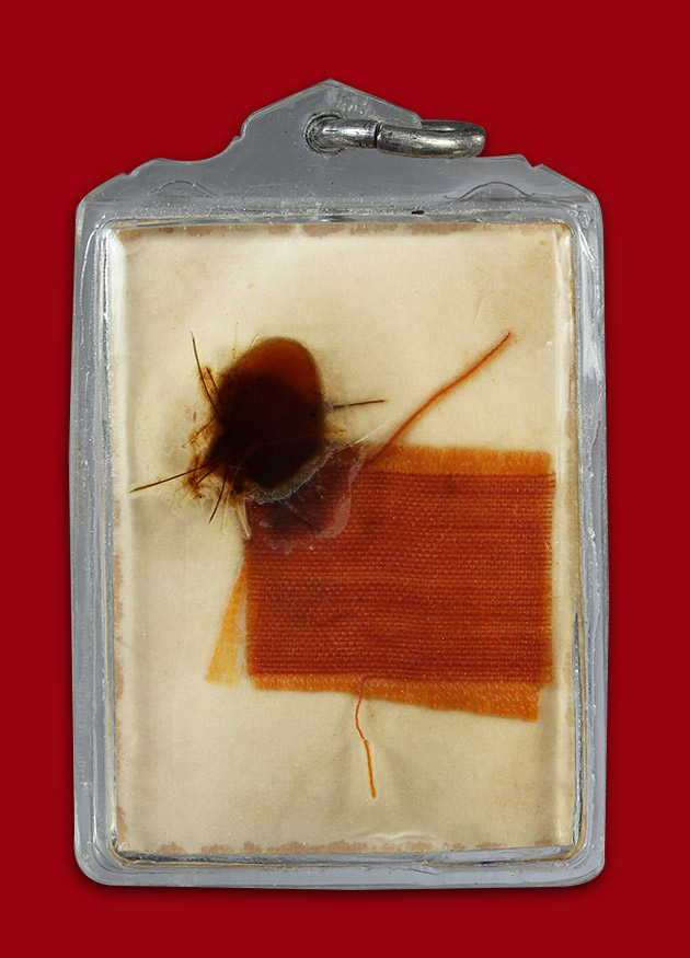 รูปถ่ายเก่าเลี่ยมกันน้ำจากวัด  ด้ายหลัง จีวรเกษา เดิมๆครับ