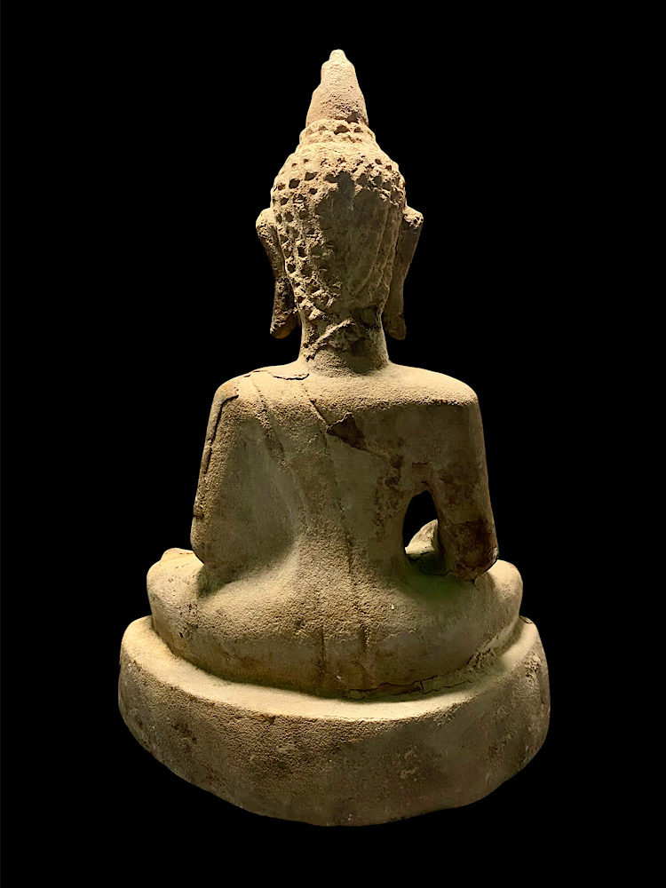 พระพุทธรูปหินทรายสกุลช่างพะเยารักทองเก่า