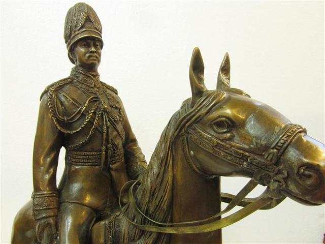  เคาะเดียว 5900 สมเด็จพระจุลจอมเกล้าเจ้าอยู่หัวรัชกาลที่5ท รงม้า สูง 23 นิ้ ว ฐานกว้าง 17 นิ้ว( ทองเ