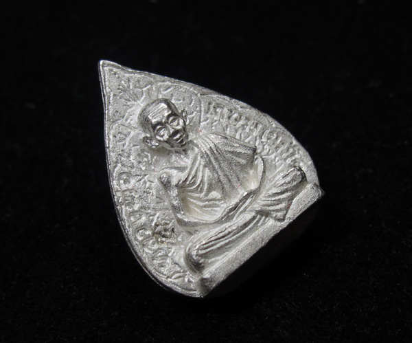 เหรียญรูปเหมือนใบโพธิ์ เนื้อเงิน ปี 2537 หลวงพ่อเกษม เขมโก ส วยมากๆครับ