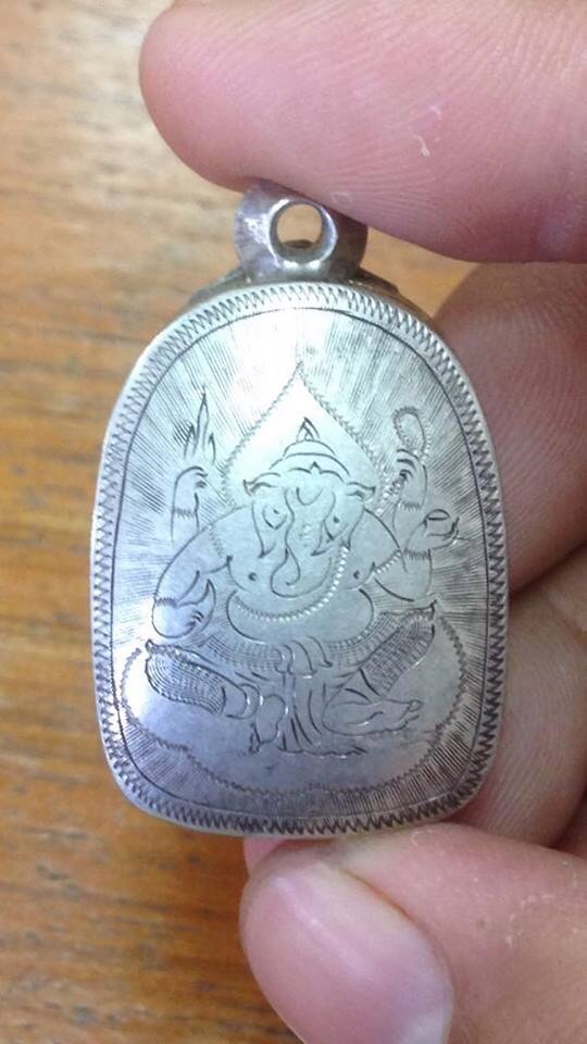 ตลับเงินใส่พระคงสวยๆแกะลายงานมือครับ