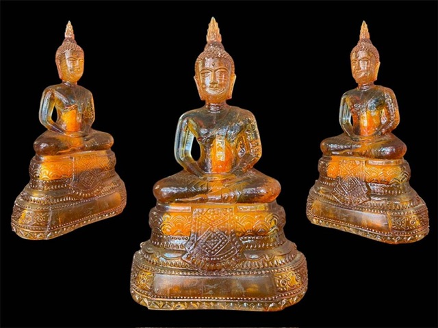 พระแก้ว๒๕ศตวรรษ แก้วขาวใสแต่ย้อมสีส้ม