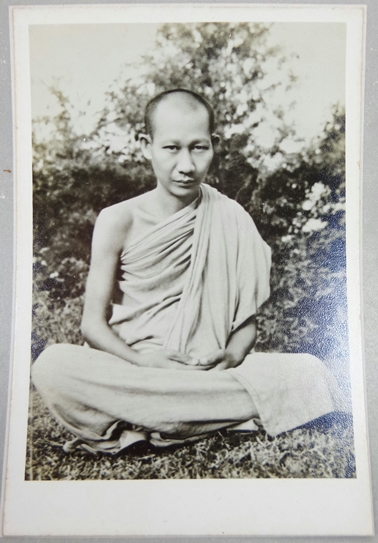 รูปถ่ายหลวงพ่อเกษมเขมโก"หน้าพระเอกขาวดำแท้ๆ