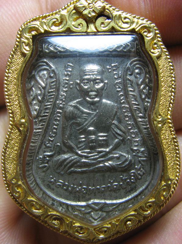 เหรียญเลื่อนสมณศักดิ์หลวงปู่ทวด ปี 08 พิมพ์ธรรมดา ชุบนิเกิ้ล บล็อควงเดือน เลี่ยมทองยกซุ้มหนา
