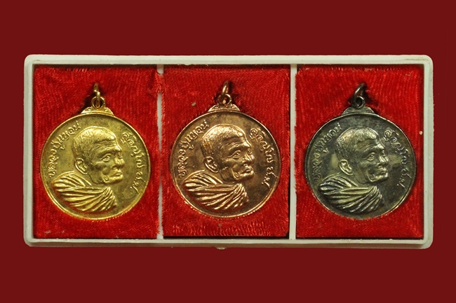 เหรียญหลวงปู่แหวน รุ่น มหาเศรษฐี ชุดพิเศษ สามกษัตริย์ กล่องเดิมจากวัด