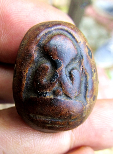 พระปิดตาเนื้อผงคลุกรักหลวงปู่จีน