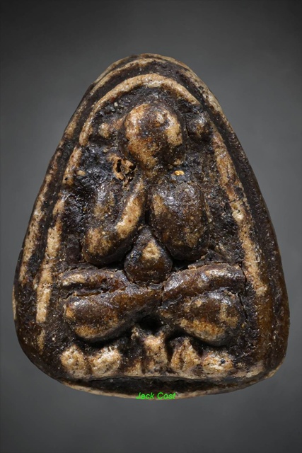 พระปิดตาเนื้อผง หลวงพ่อเปิ้น วัดบ้านเก่า พิมพ์ฐานบัว จ.ชลบุรี ยุคปี 2440 ถึง 2460