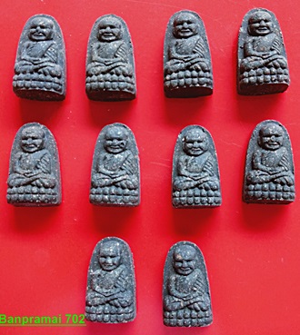 หลวงปู่ทวดวัดห้วยมงคลพระของขวัญปี52 พิมพ์พระรอดพระผงเนื้อว่าน