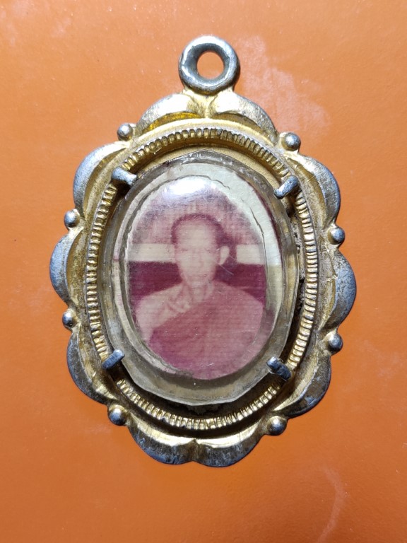 ล็อกเก็ตภาพ หลังนางกวัก ปี 18 หลวงพ่อเกษม เขมโก ออกวัดเชียงราย จ.ลำปาง