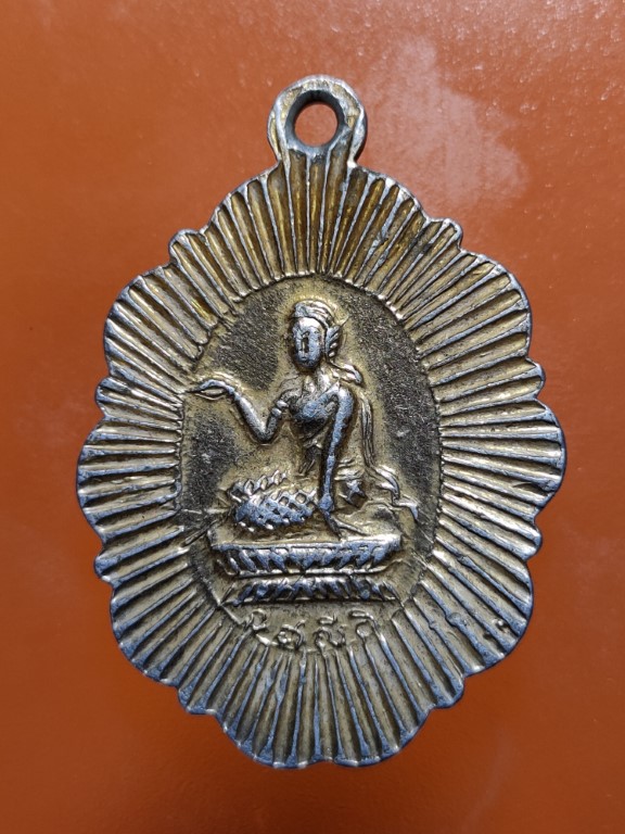 ล็อกเก็ตภาพ หลังนางกวัก ปี 18 หลวงพ่อเกษม เขมโก ออกวัดเชียงราย จ.ลำปาง