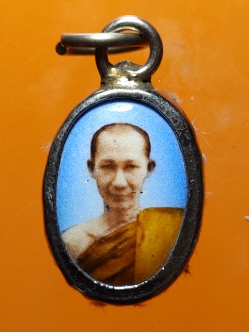 ล็อกเก็ตจิ๋ว หลวงพ่อเกษม เขมโก พร้อมห่วงเดิม