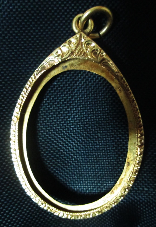 กรอบทองหนาๆ ใส่เหรียญ36.17.รูปไข่ได้สบายคับงานทองเก่าสภาพงามๆคับ