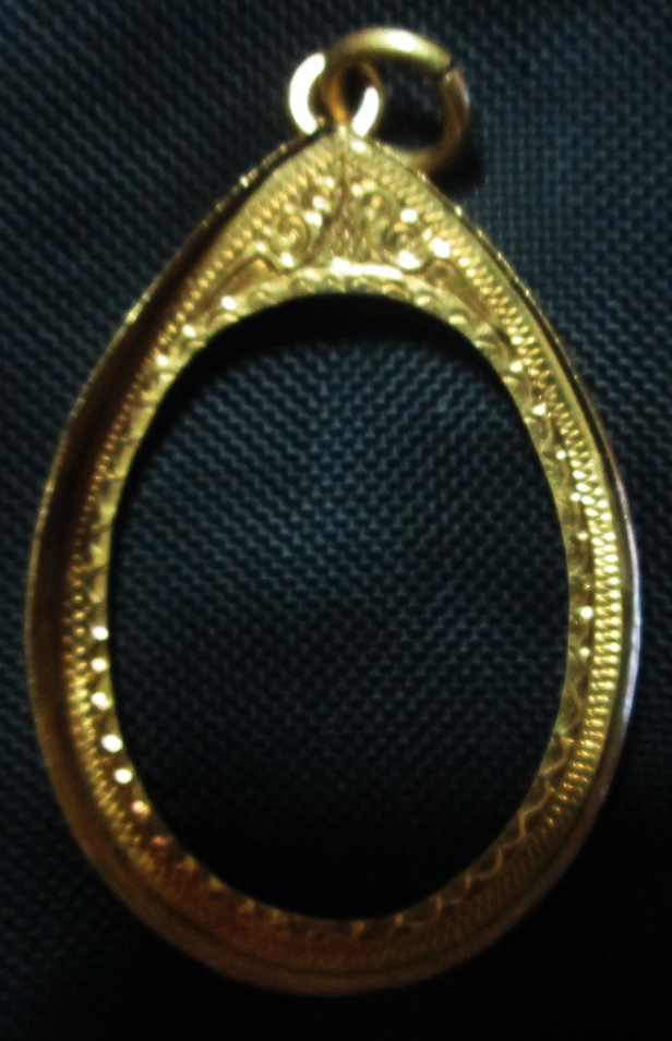 กรอบทองหนาๆ ใส่เหรียญ36.17.รูปไข่ได้สบายคับงานทองเก่าสภาพงามๆคับ