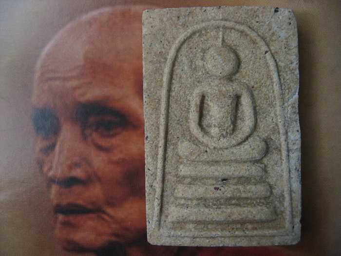 พระสมเด็จหลวงพ่อมุ่ย หลังพัดยศ เนื่อว่าน