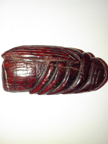 แมลงภู่หรืแมงบู้มหาเสนห์ล้านนาแกะมือจากดุมล้อเกวียนโบราณ